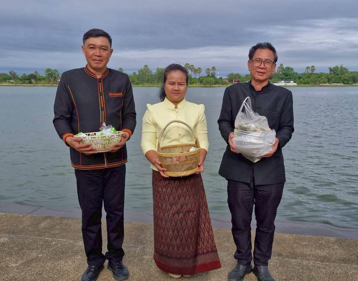 พช.ศิลาลาด เข้าร่วมโครงการรณรงค์แต่งกายด้วยผ้าไทยและผ้าพื้นเมือง จังหวัดศรีสะเกษ