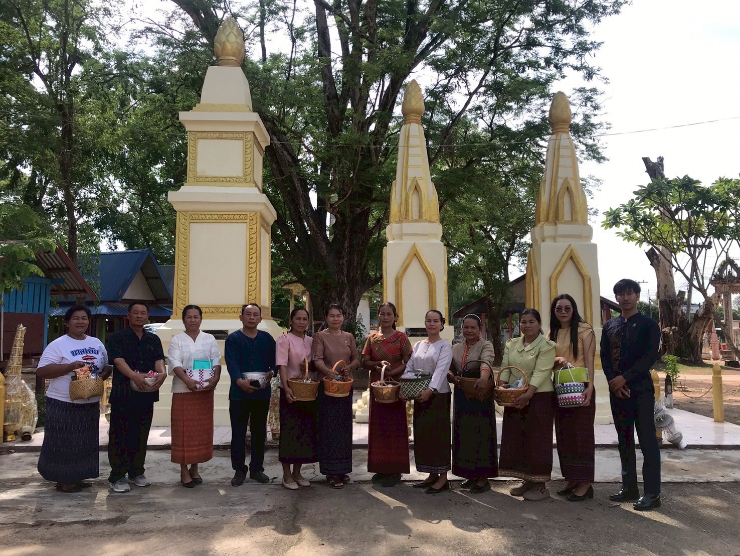 พช.ศิลาลาด จัดโครงการนุ่งผ้าไทยใส่บาตร พัฒนาคุณภาพชีวิตคนศิลาลาด ปลูกพืชผักสวนครัวสร้างความมั่นคงทางอาหาร ณ วัดศรีมงคล บ้านคลีกลิ้งหมู่ที่ 1 ตำบลคลีกลิ้ง อำเภอศิลาลาด จังหวัดศรีสะเกษ